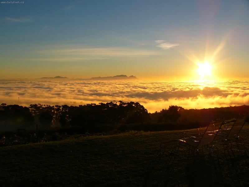 Foto: Zamlzene mesto - zapad slunce
