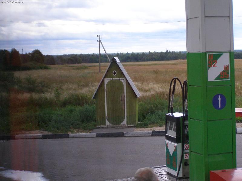Foto: WC na benzince