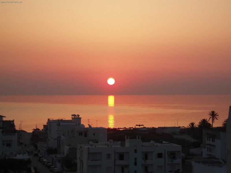 Foto: V�chod slunce nad Tunisk�m pob�e��m