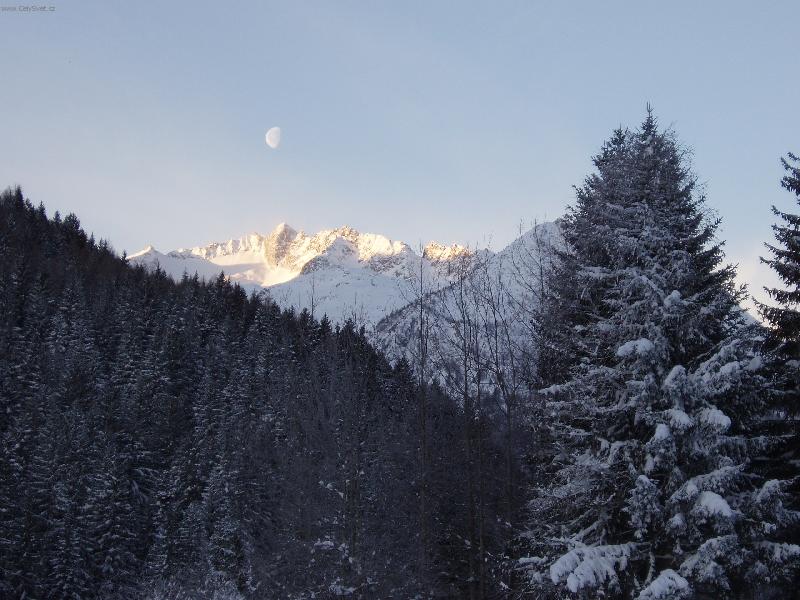 Foto: M�s�c nad vrcholky hor-Adamello ski - r�no