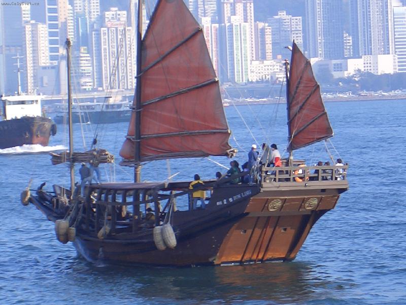 Foto: lo�ka na mo�i v Hong Kongu ( kousek od Hong Kongsk�ho kongresov�ho centra na Wan Chai )