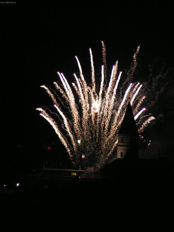 Foto: Oh�ostroj nad z�mkem v P�erov�