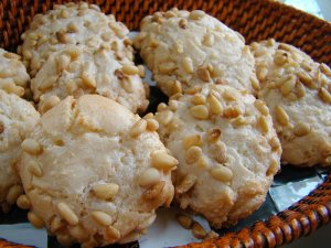 Recept online: Kokosky s mandlemi: Tradi�n� kokosky, k�ehk� a m�kk�, zdoben� mandlemi