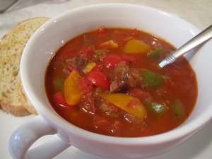 Recept online: Ma�arsk� gul�ov� pol�vka: Vydatn� pol�vka charakteristick� gul�ov� chuti, kterou dod�v� paprika, �esnek, cibule a du�en� hov�z� maso
